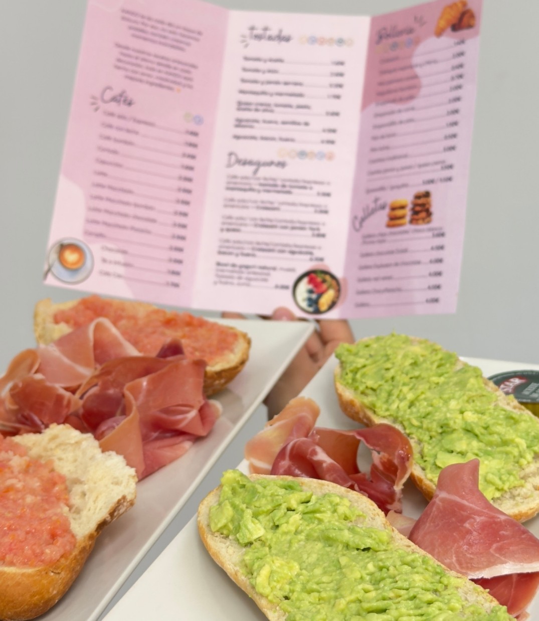 Tostadas recién hechas con ingredientes de calidad